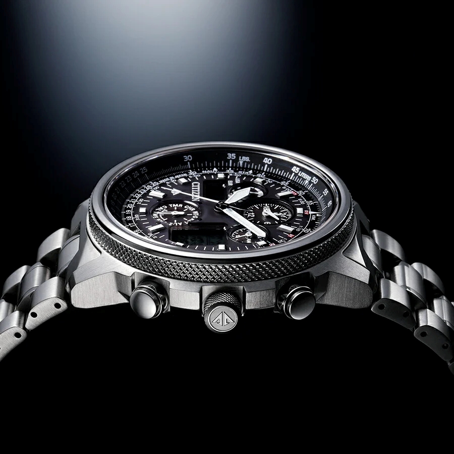 Đồng hồ Citizen Promaster Sky PMV65-2271, cho thấy rõ các chi tiết gia công sắc nét ở vòng bezel, nút bấm và núm vặn.