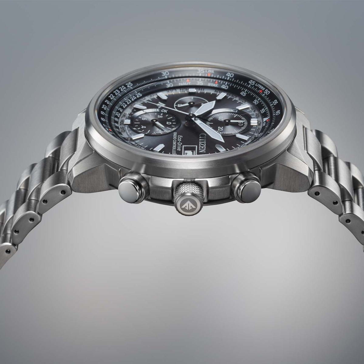 Góc nghiêng thân vỏ Citizen Eco-Drive Radio Controlled Titanium.
