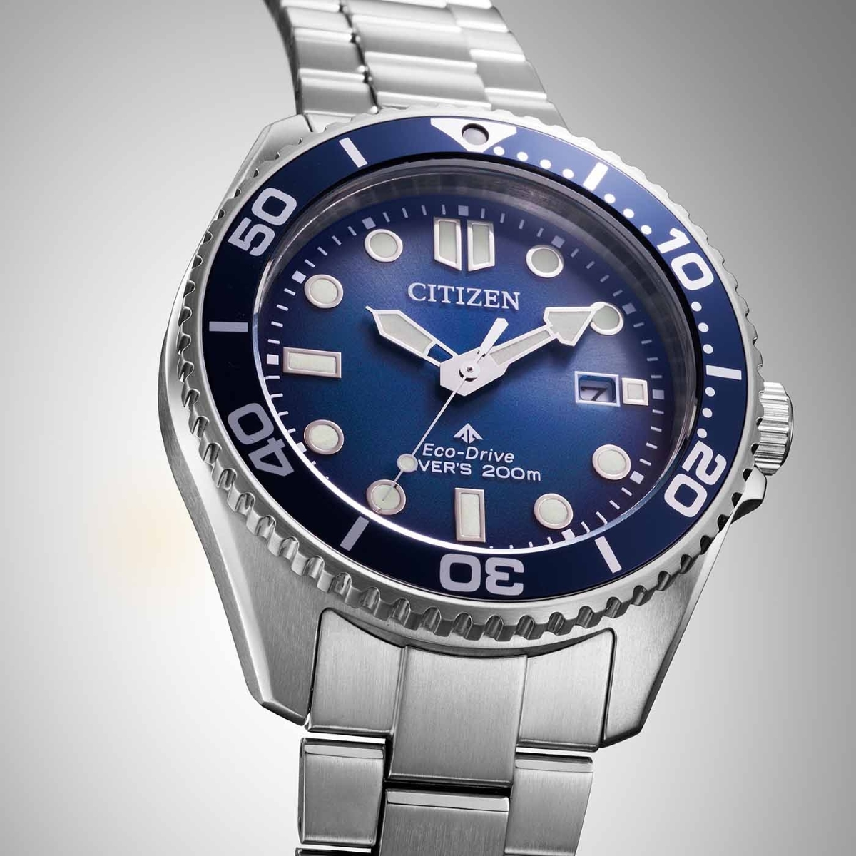Thiết kế của đồng hồ Citizen Promaster BN0260-54L mặt xanh dương, kim cọc số bản to phủ dạ quang và mức chống nước lên đến WR200.