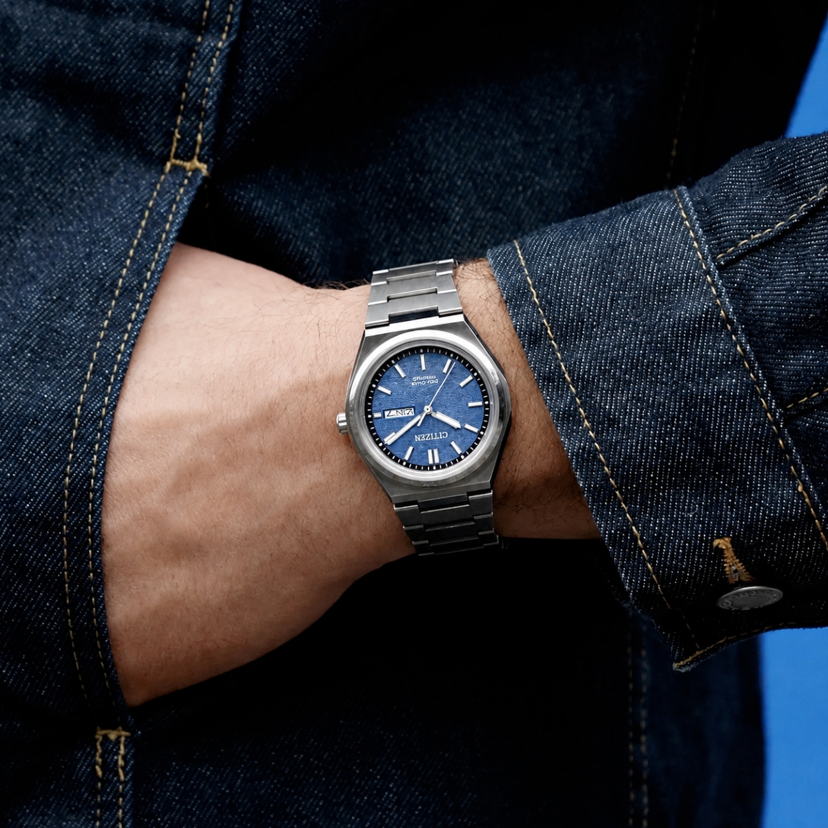 Đồng hồ Citizen Eco-Drive Titanium mặt số xanh dương đeo trên cổ tay mỏng nhẹ giúp ôm tay tốt.
