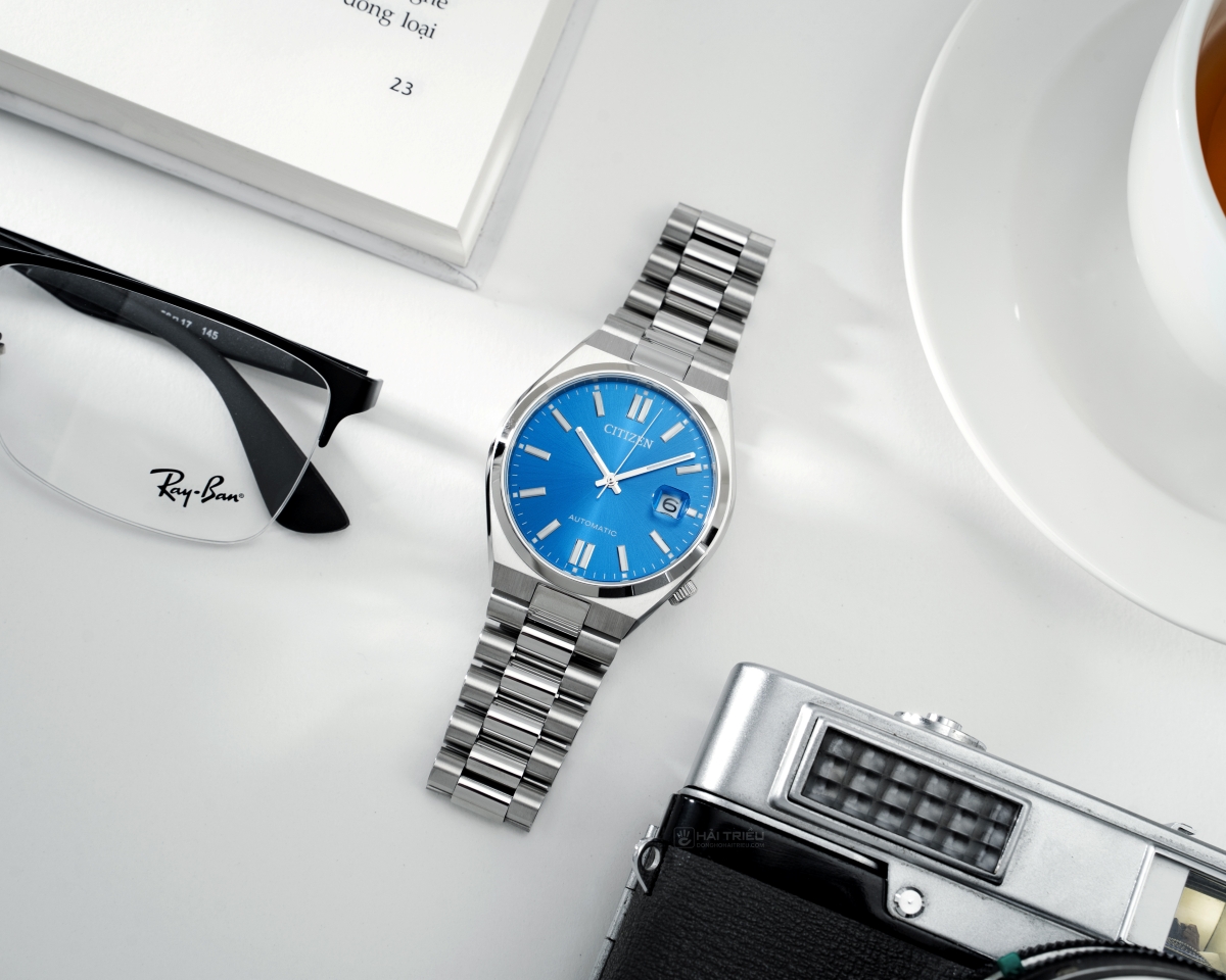 Đồng hồ nam Citizen Tsuyosa Pantone NJ0158-89L với mặt số màu xanh dương nổi bật và dây đeo kim loại màu bạc.