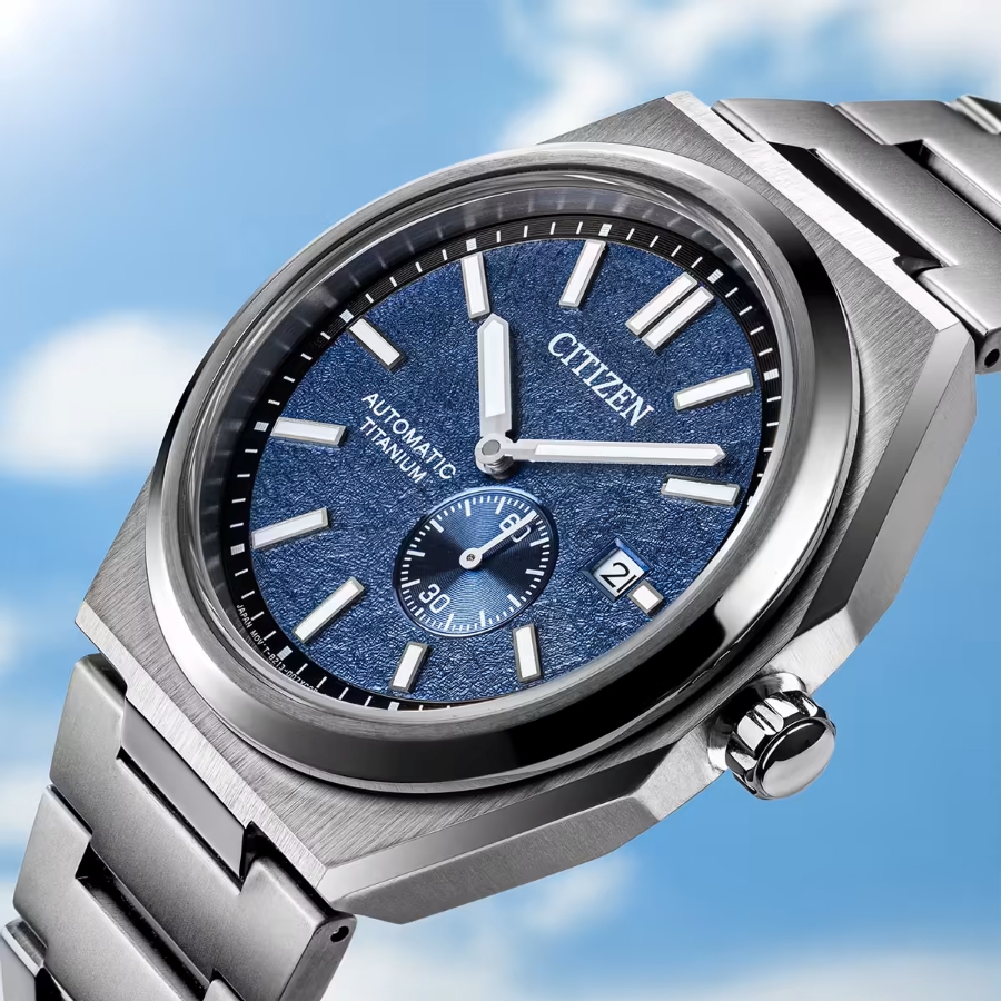 Chiếc đồng hồ cơ nam Citizen NJ0180-80L làm từ chất liệu Super Titanium với thiết kế mặt số màu xanh dương họa tiết vân sần độc đáo.