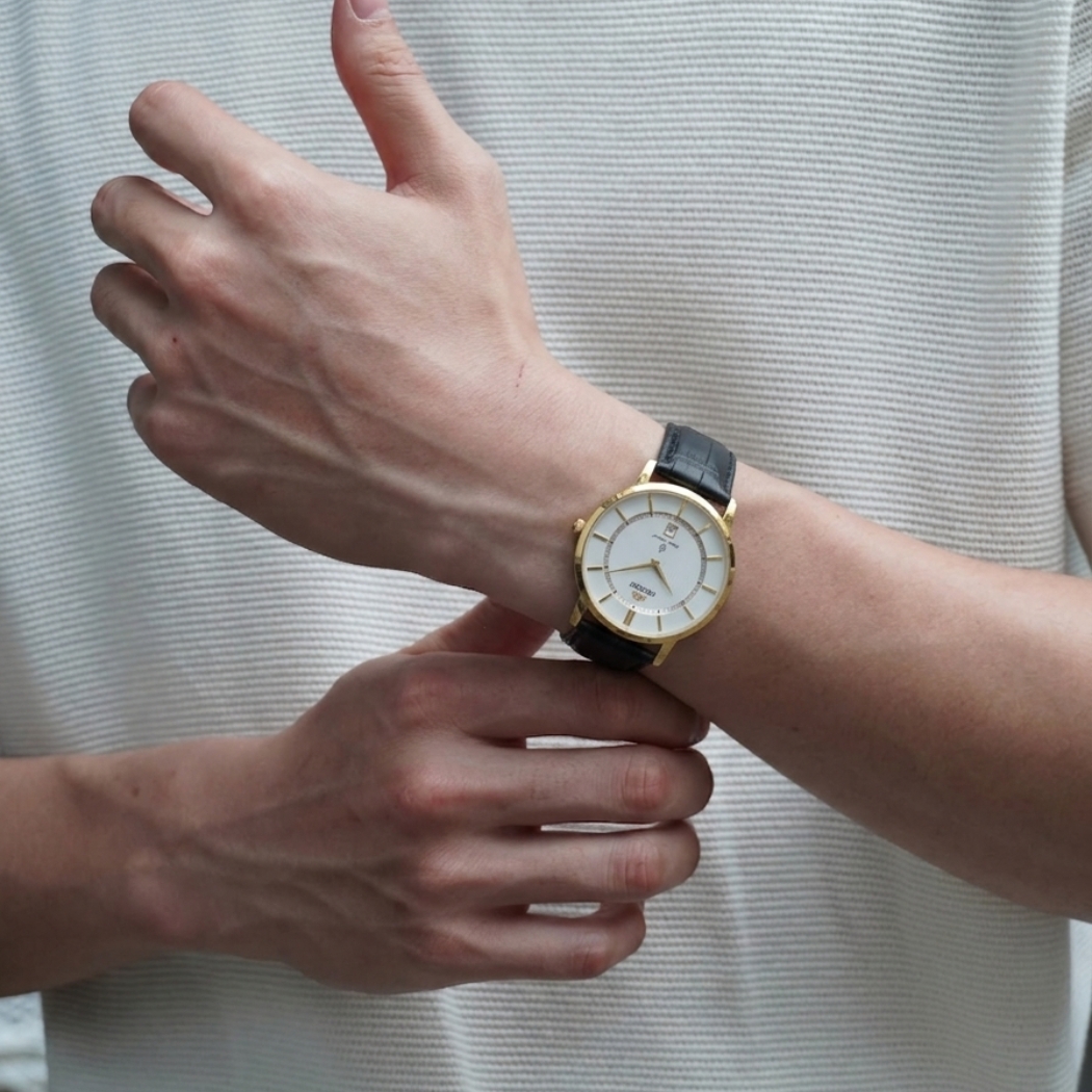 Đồng hồ Orient Quartz nam với kích thước mặt số 38–40mm, phù hợp đeo hằng ngày và môi trường công sở.