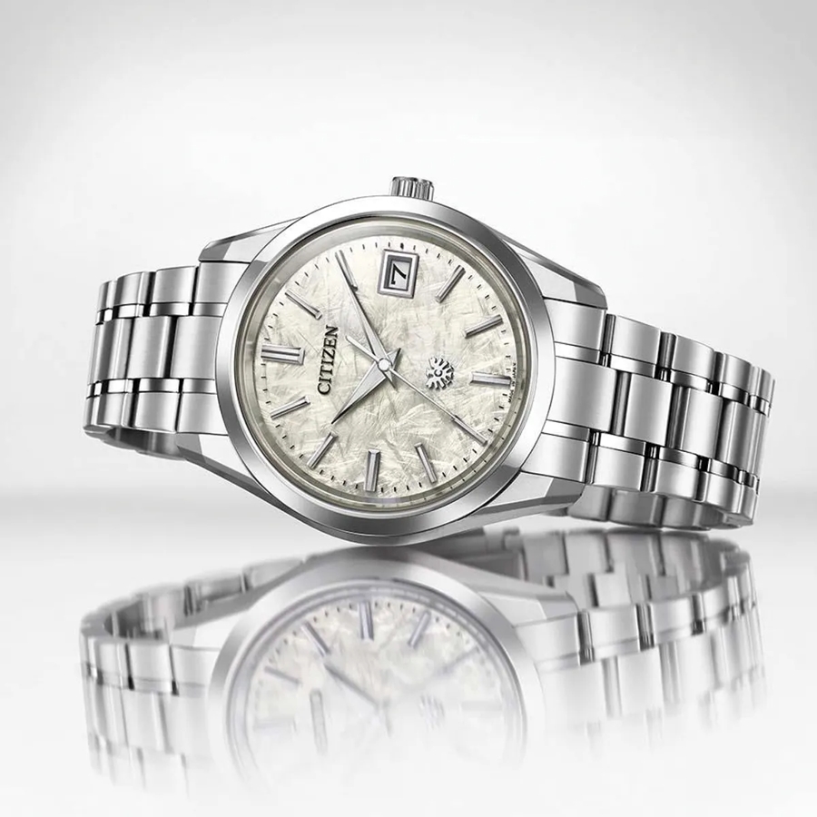 Mặt số vân giấy thủ công Tosa Washi trắng của đồng hồ The Citizen Chronomaster tích hợp logo đại bàng.