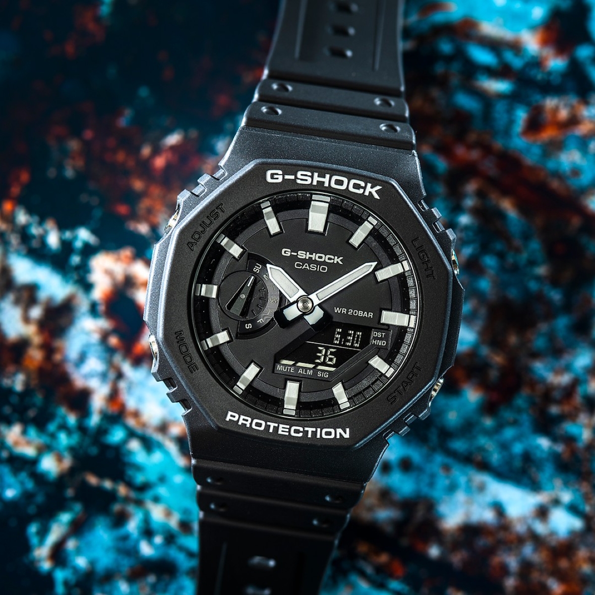 Đồng hồ Casio G-Shock GA-2100-1ADR thiết kế bát giác trẻ trung.