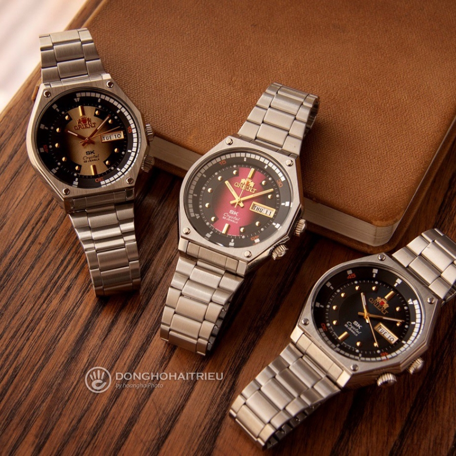 Đồng hồ Orient SK 2019 với bộ máy Cal.F6922 hiện đại, hỗ trợ lên cót tay và dừng kim giây, là phiên bản phổ biến trên thị trường.