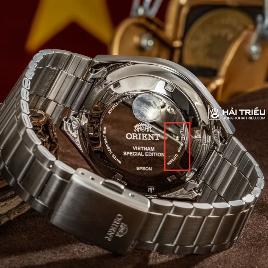 Mặt đáy đồng hồ Orient SK cũ với các thông tin khắc như mã sản phẩm, logo và ký hiệu chống nước.