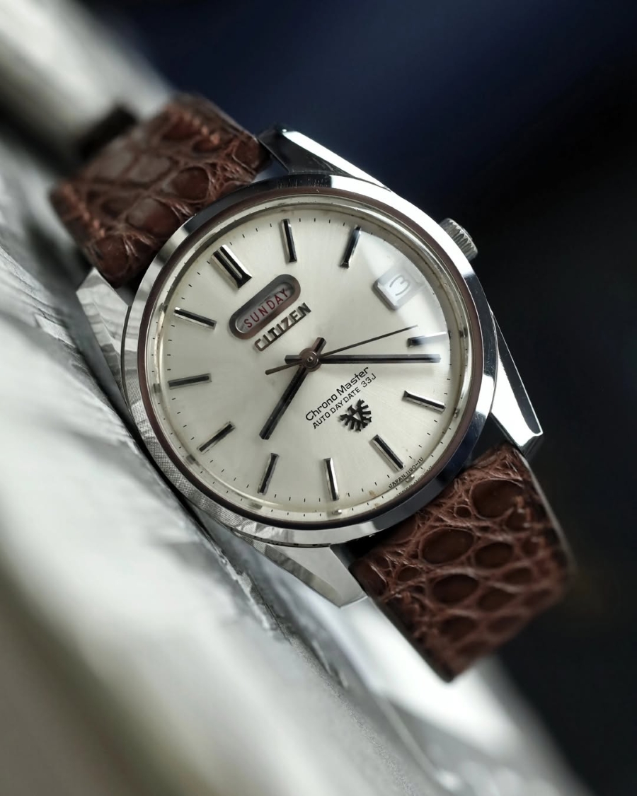 Cận cảnh mặt số bạc nguyên bản của đồng hồ cổ Citizen Chrono Master dòng Auto Day Date.