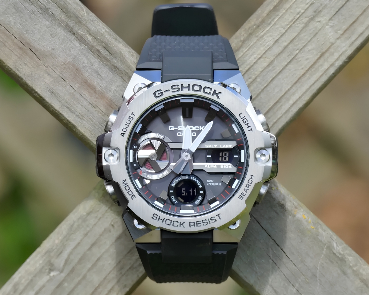 Đồng hồ G-Shock Solar G-Steel GST-B400-1A tích hợp Bluetooth.