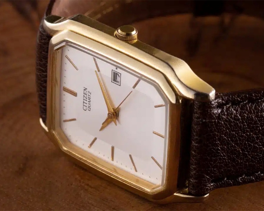 Góc nghiêng của chiếc đồng hồ Citizen Quartz dáng Tank cổ điển với phần vỏ mạ vàng và lugs liền khối.