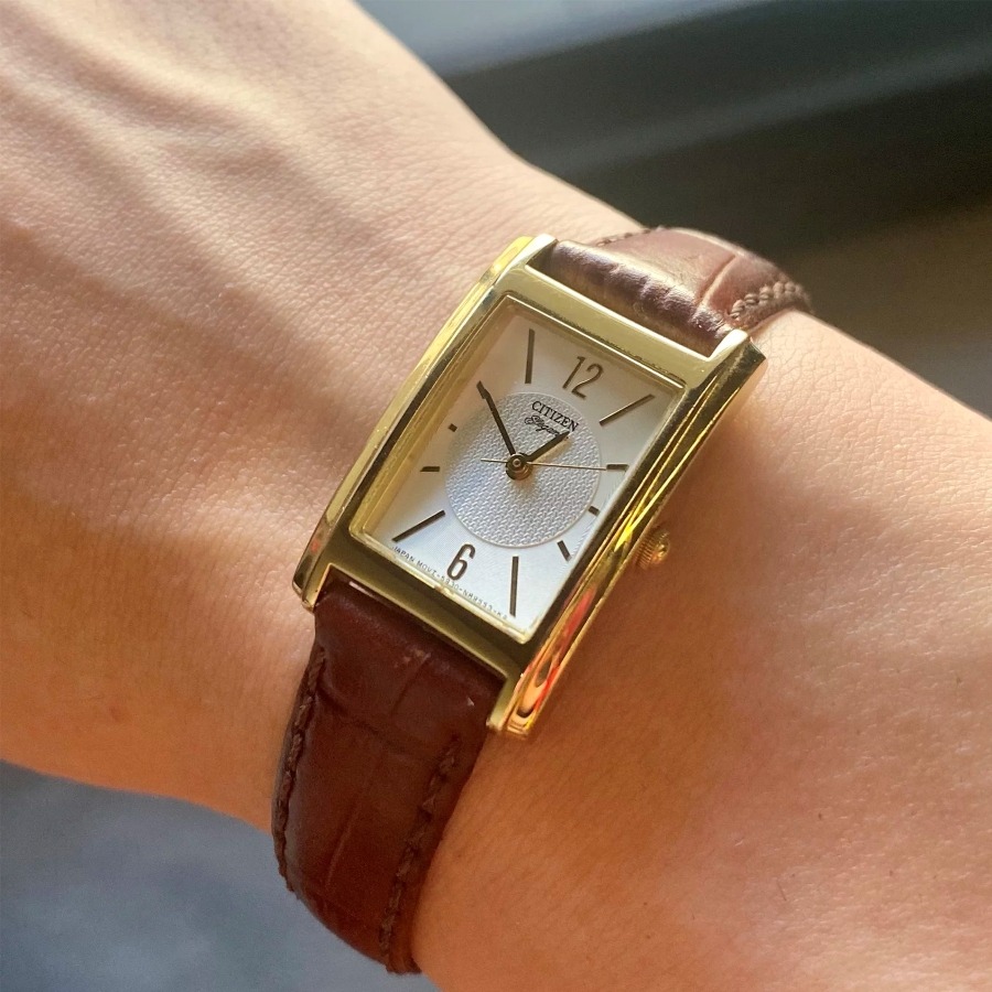 Đồng hồ Citizen Elegance dáng Tank dây da nâu cho cổ tay 14 - 17cm.