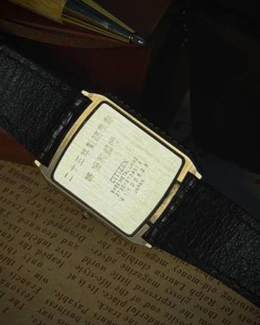 Nắp lưng mạ vàng của chiếc đồng hồ Citizen vintage dây da đen, hiển thị rõ các mã số kỹ thuật và chữ khắc cổ.
