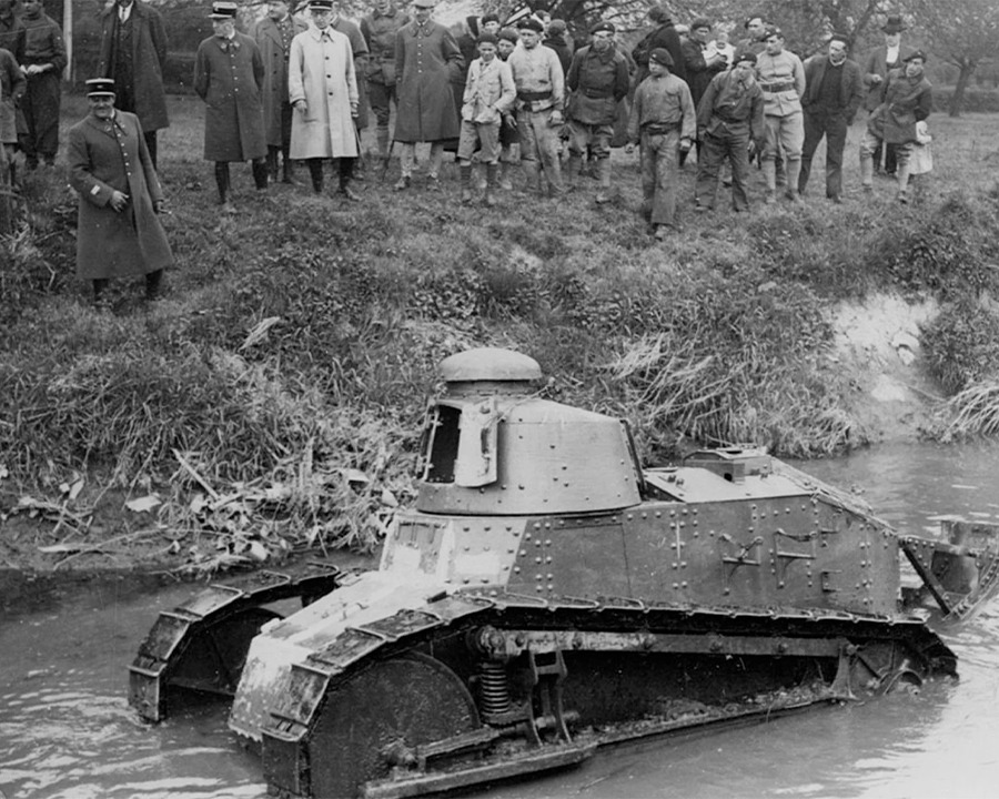 Chiếc xe tăng Renault FT-17 với thân hình chữ nhật và hai dải xích song song hai bên.