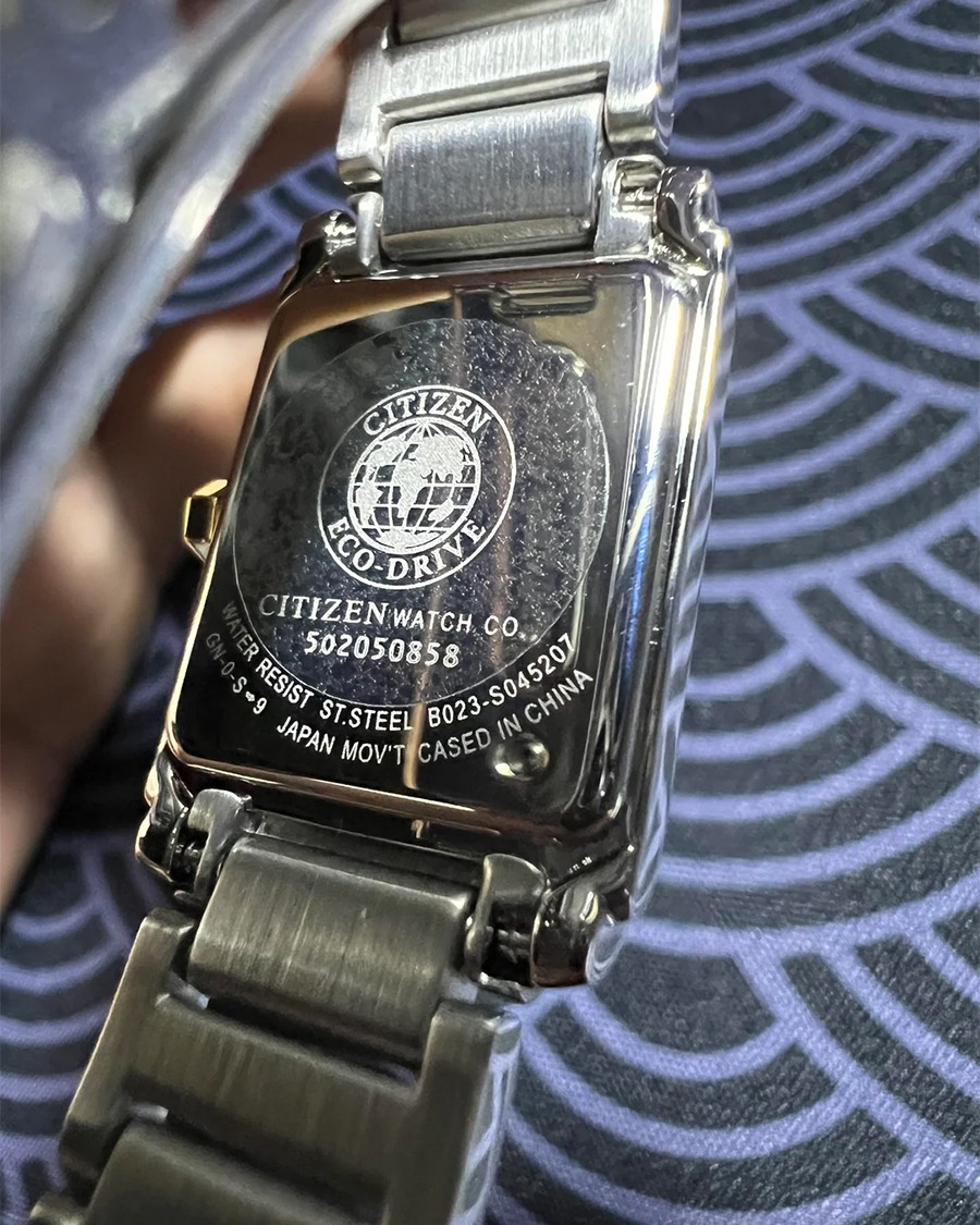 Mặt sau bằng thép không gỉ của một chiếc đồng hồ Citizen Forma Eco-Drive dáng chữ nhật.