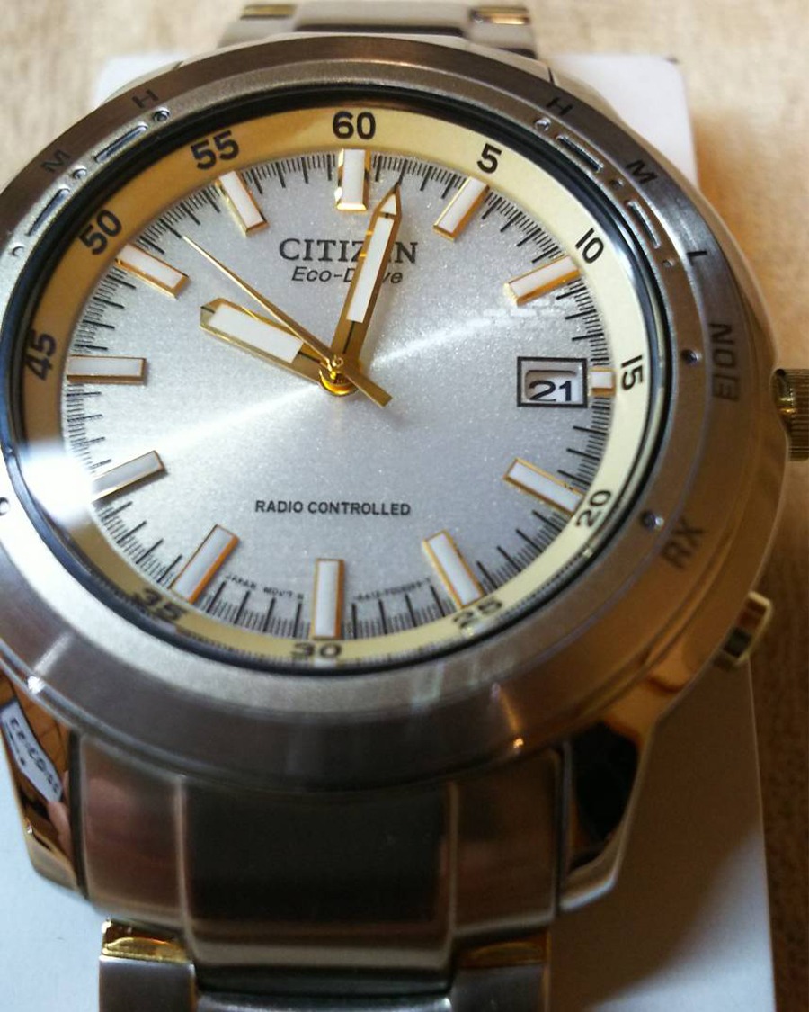 Đồng hồ nam Citizen Eco-Drive Radio Controlled bằng chất liệu thép không gỉ.