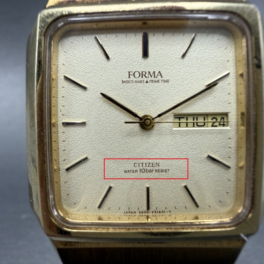 Mặt số vuông bo góc của một chiếc đồng hồ nam Citizen Forma vintage mạ vàng.