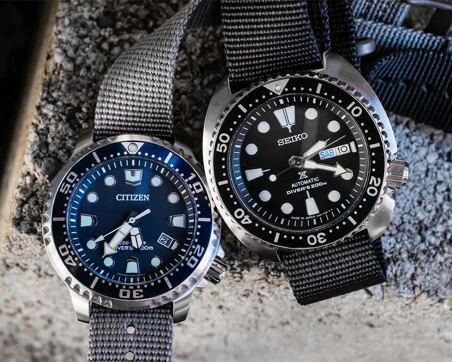 So sánh hai chiếc đồng hồ dạ quang của Citizen và Seiko.