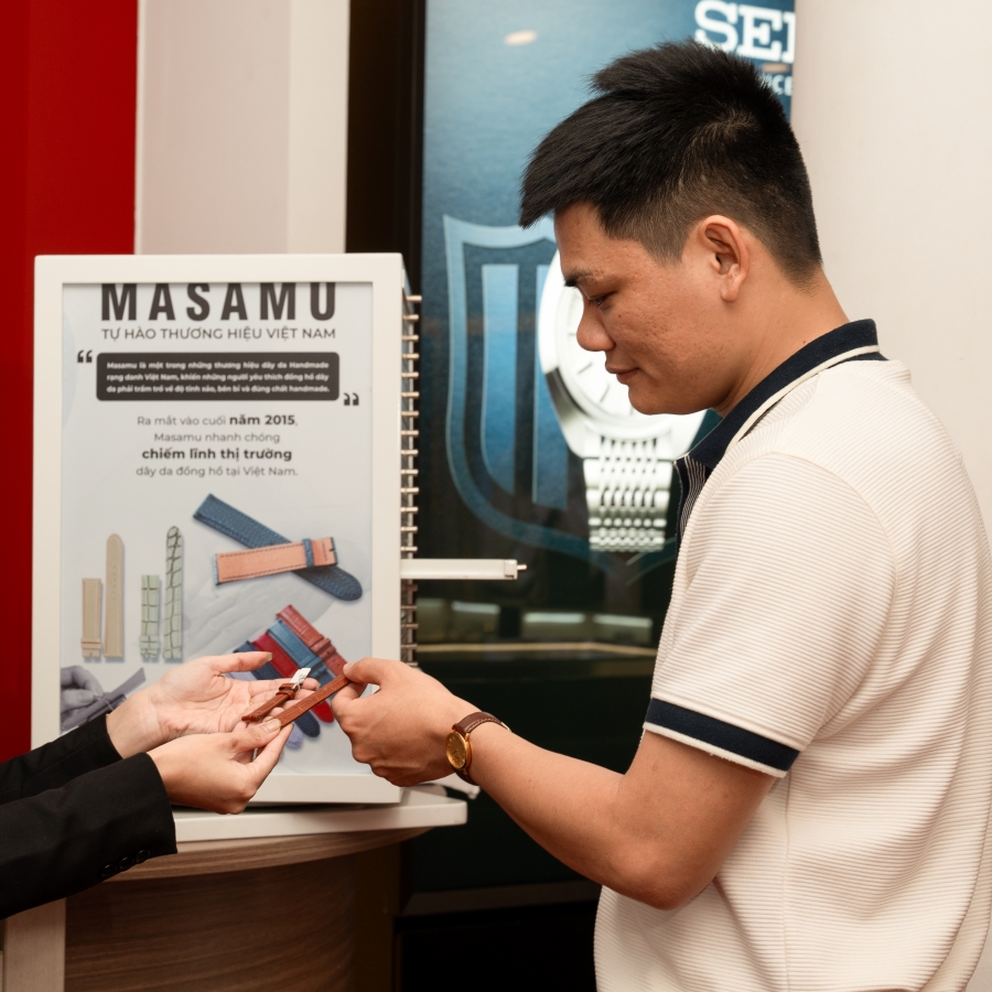 Khách hàng được tư vấn và trực tiếp chọn lựa các mẫu dây da thủ công Masamu tại cửa hàng để thay mới cho đồng hồ Citizen.