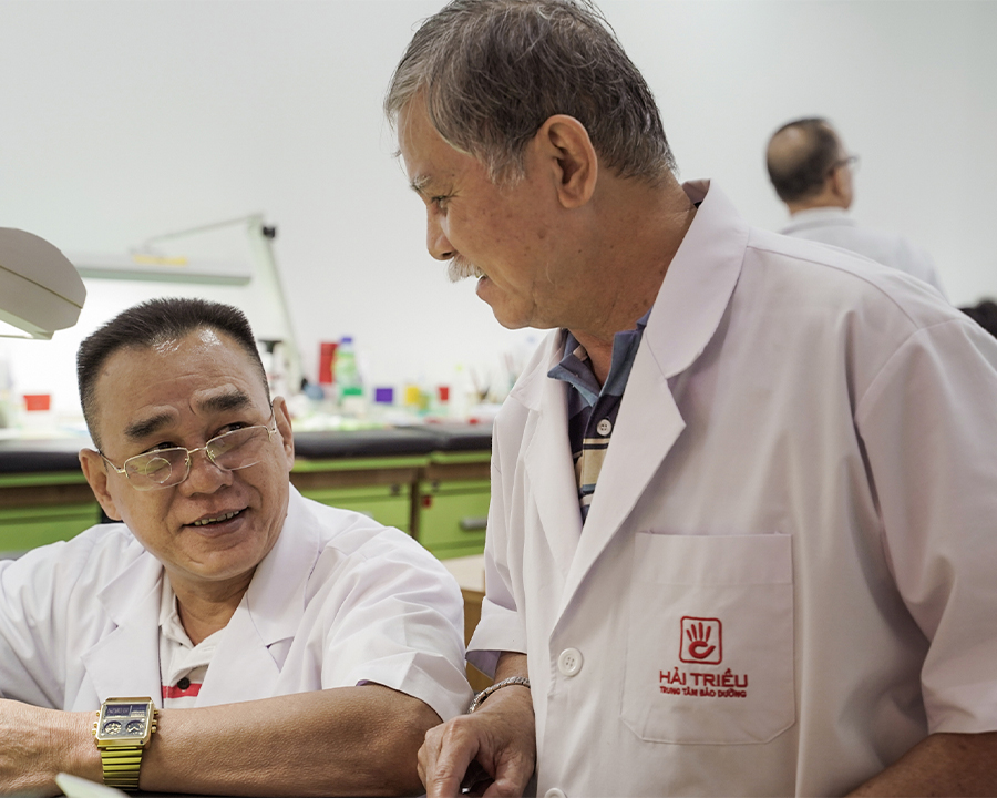 Các kỹ thuật viên tại phòng bảo dưỡng Hải Triều đảm bảo quy trình thay dây đeo bên ngoài không can thiệp đến gioăng chống nước của đồng hồ.