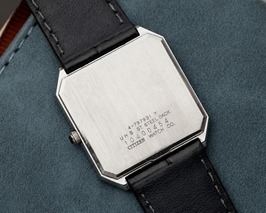 Cận cảnh nắp đáy bằng thép không gỉ của đồng hồ Citizen vintage vỏ chữ nhật, hiển thị rõ nét các mã số sê-ri và thông số kỹ thuật.