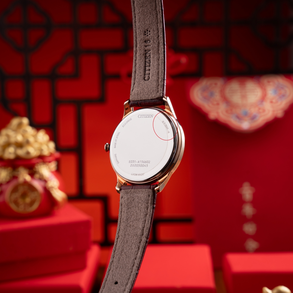 Nắp đáy thép của đồng hồ Citizen Eco-Drive dây da khả năng chống nước 3ATM.