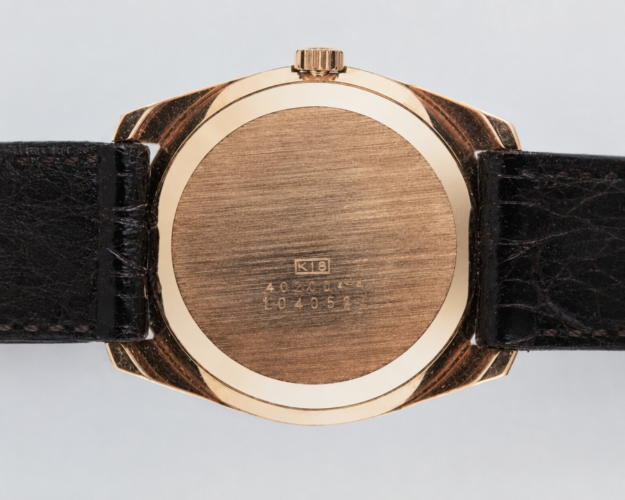 Thiết kế nắp đáy trơn khắc chải xước của phiên bản Citizen Chrono Master vàng đúc 18K.
