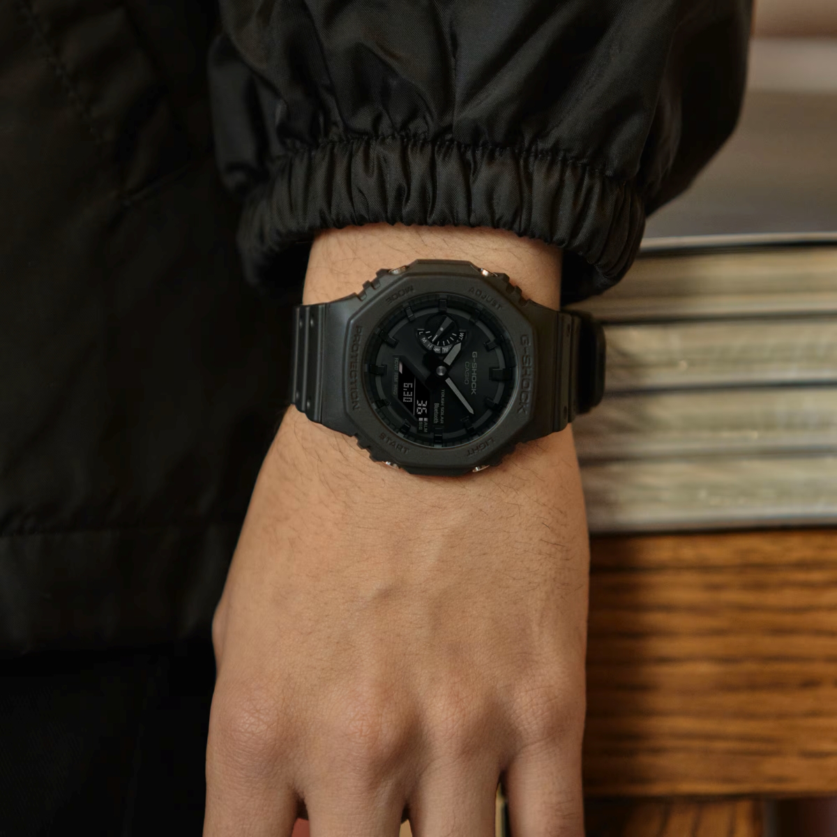 Cổ tay nam đeo đồng hồ GA-B2100 Casio.