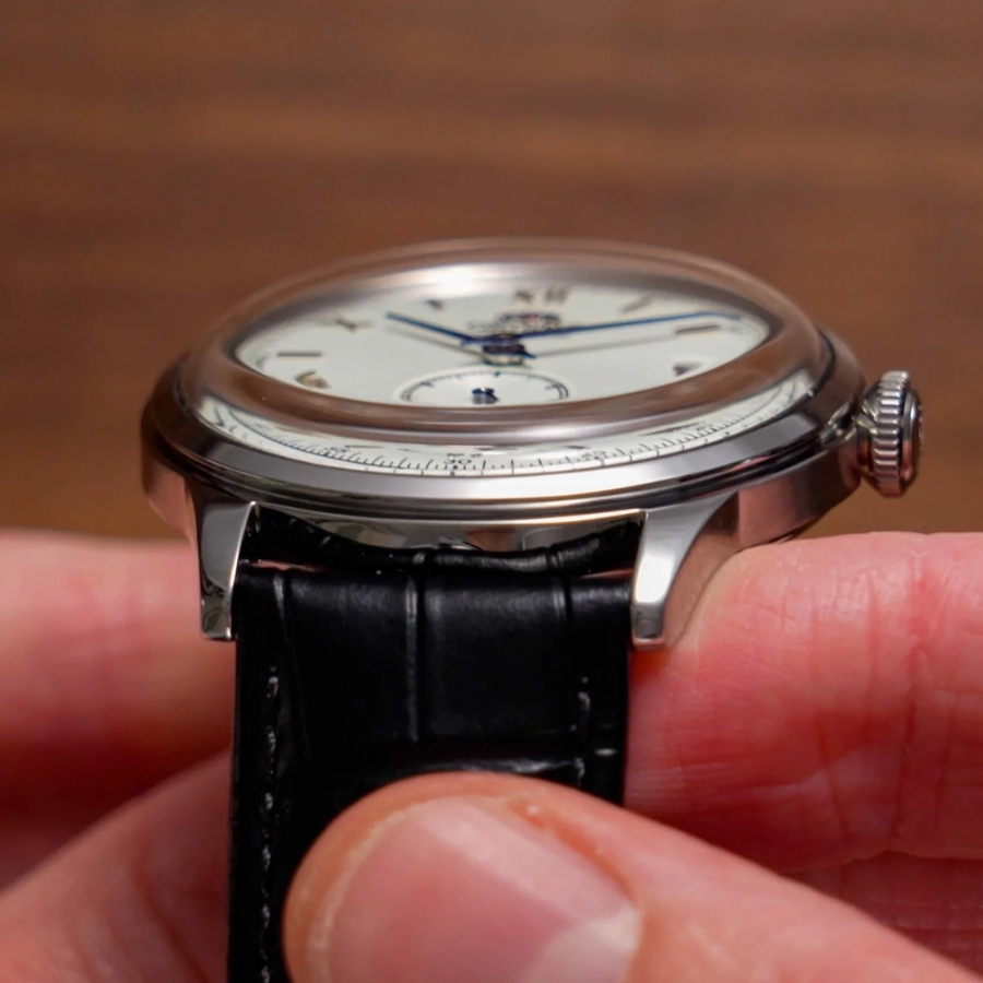 mặt kính vòm trên đồng hồ Orient Bambino 38mm dưới ánh sáng