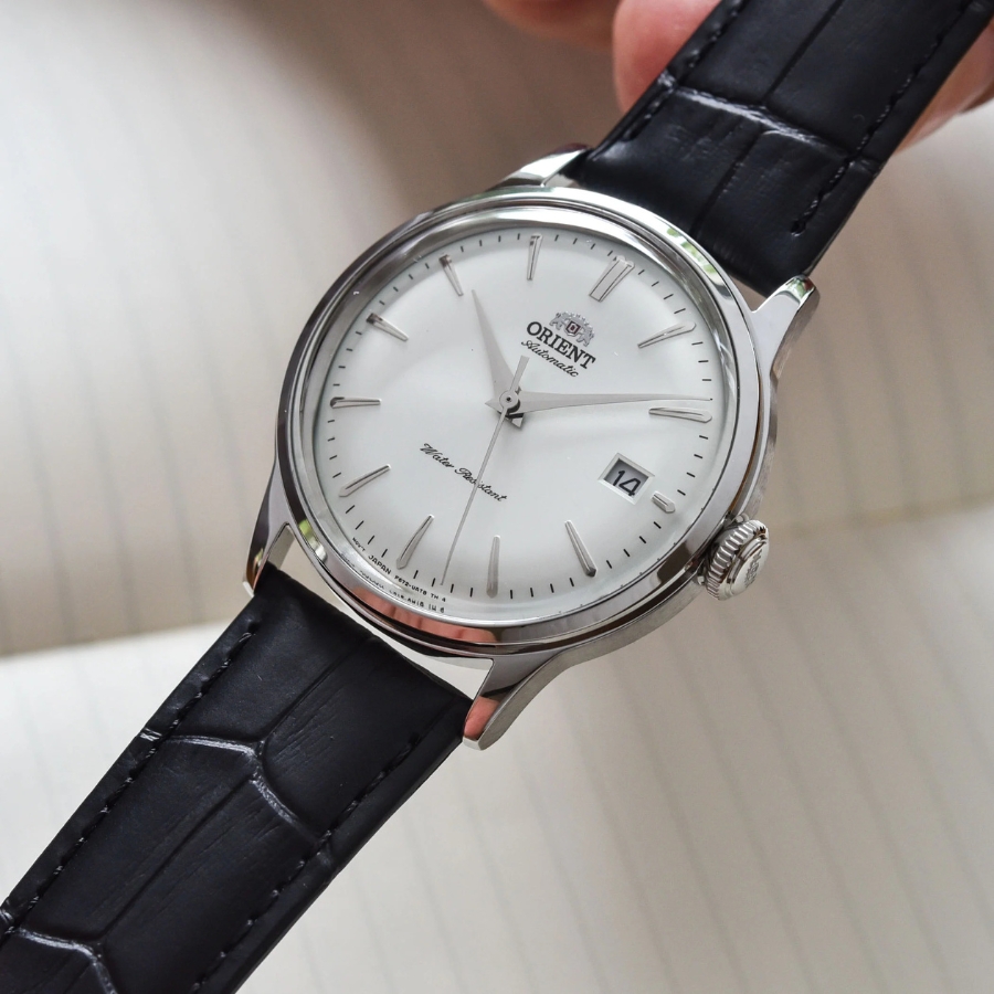 Đồng hồ Orient Bambino 38mm Classic mặt trắng với thiết kế ba kim và lịch ngày