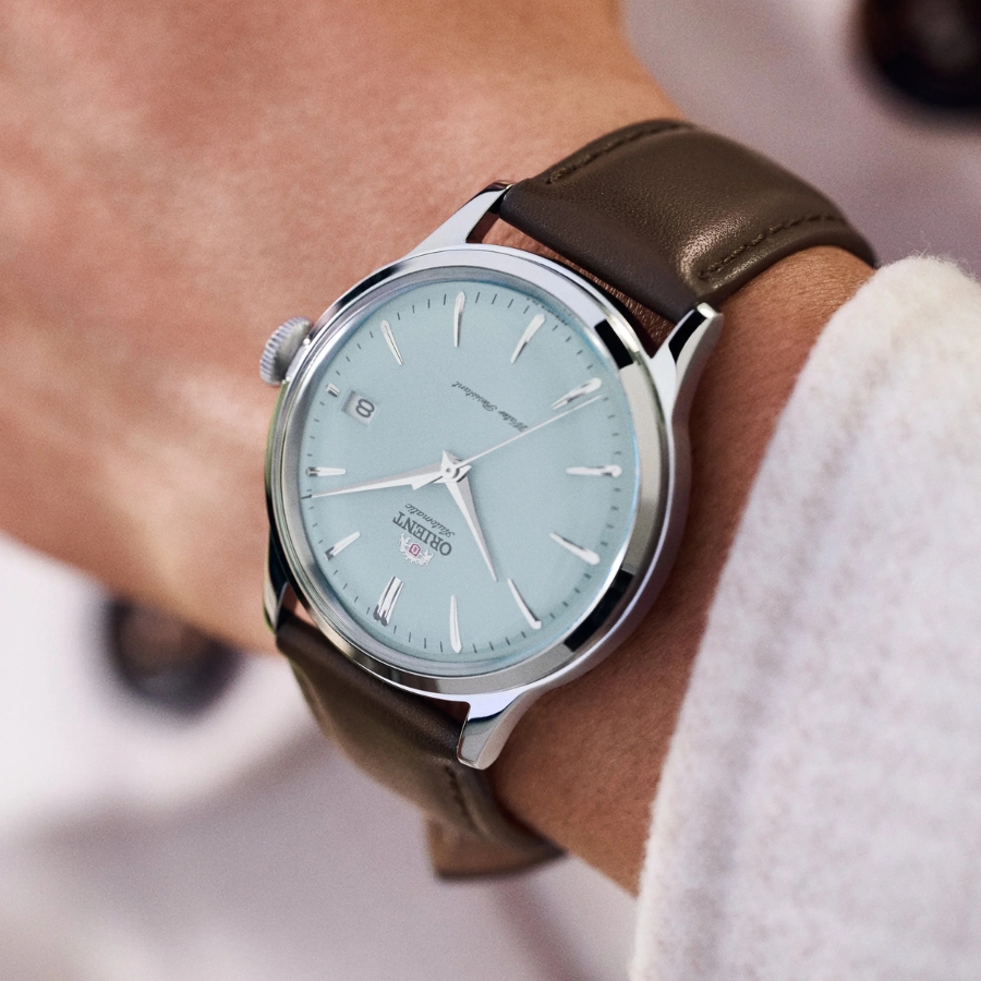 Orient Bambino 38mm trên cổ tay nam, thể hiện tỷ lệ mặt số gọn gàng và cân đối