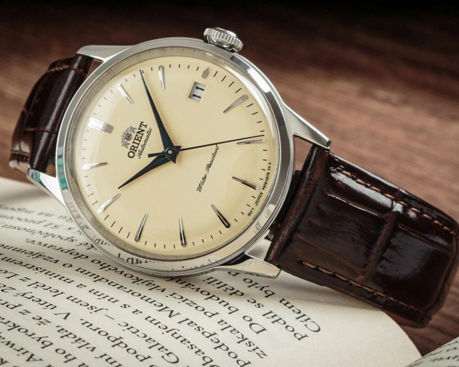 đồng hồ Orient Bambino 38mm với mặt số tối giản, kính cong và dây da cổ điển