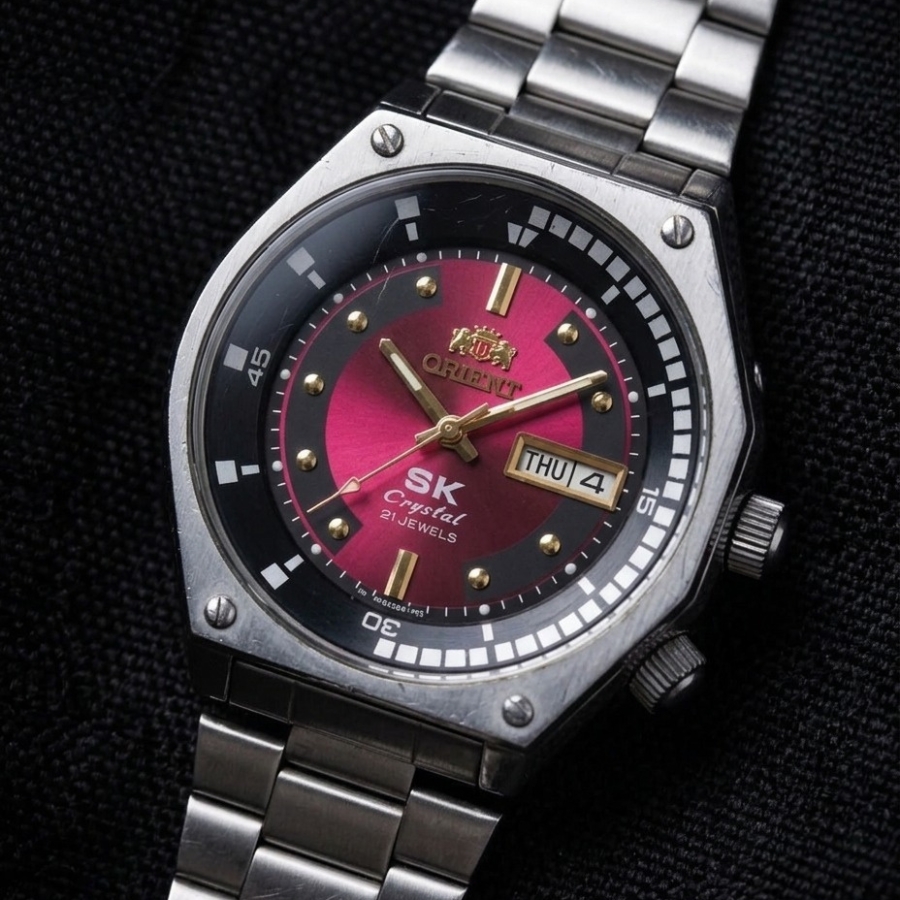 orient sk 1970 với bộ vỏ bát giác bất đối xứng 