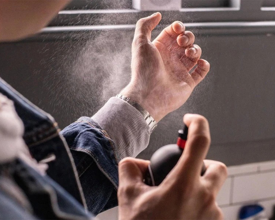 Thói quen xịt nước hoa vào dây đồng hồ.