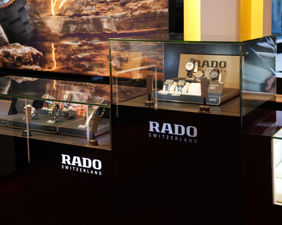 Tủ đồng hồ Rado Thụy Sỹ tại showroom cao cấp của Đồng Hồ Hải Triều.