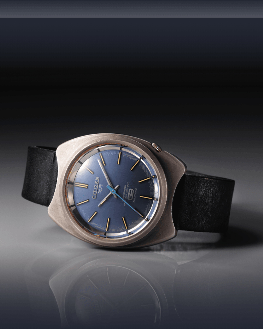 Chiếc đồng hồ Citizen X-8 Chronometer mặt số xanh dương với bộ vỏ hình đệm làm từ Titanium nguyên khối ra mắt năm 1970.