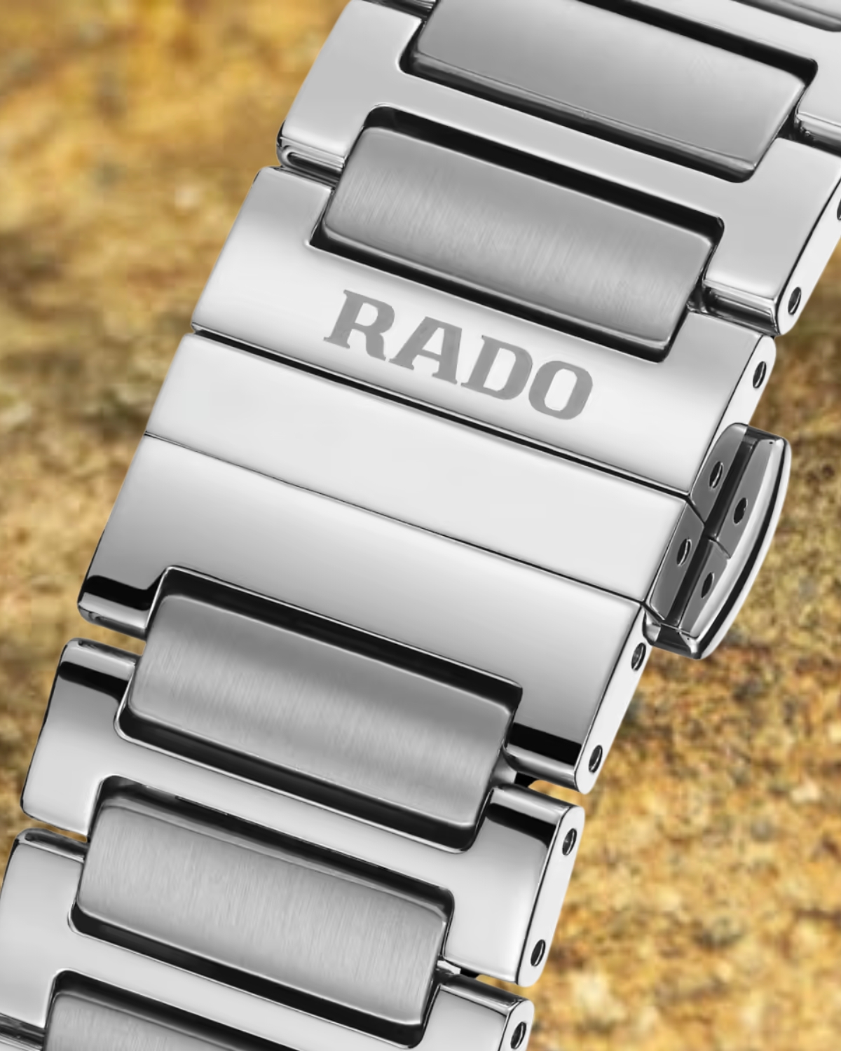 Dây đeo đồng hồ Rado làm từ vật liệu thép không gỉ.