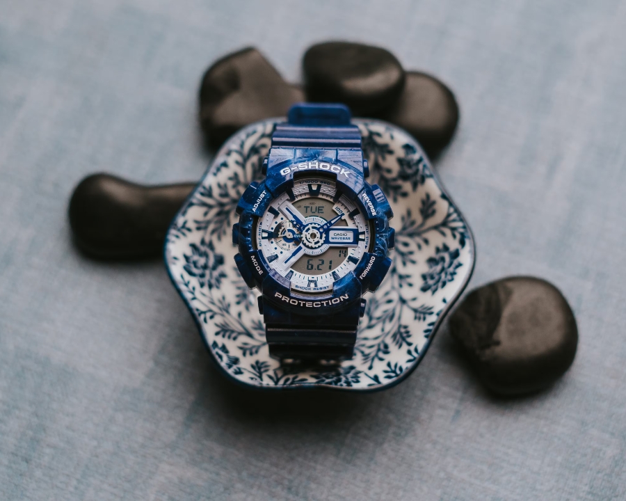 GA-110 có thiết kế hiện đại với mặt số nhiều lớp cùng bánh răng giả lập.