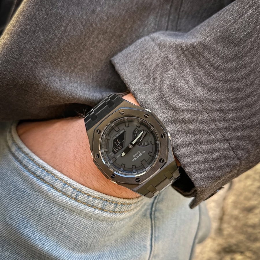 Đồng hồ GA-2100 kim loại cho cảm giác đeo đầm tay.