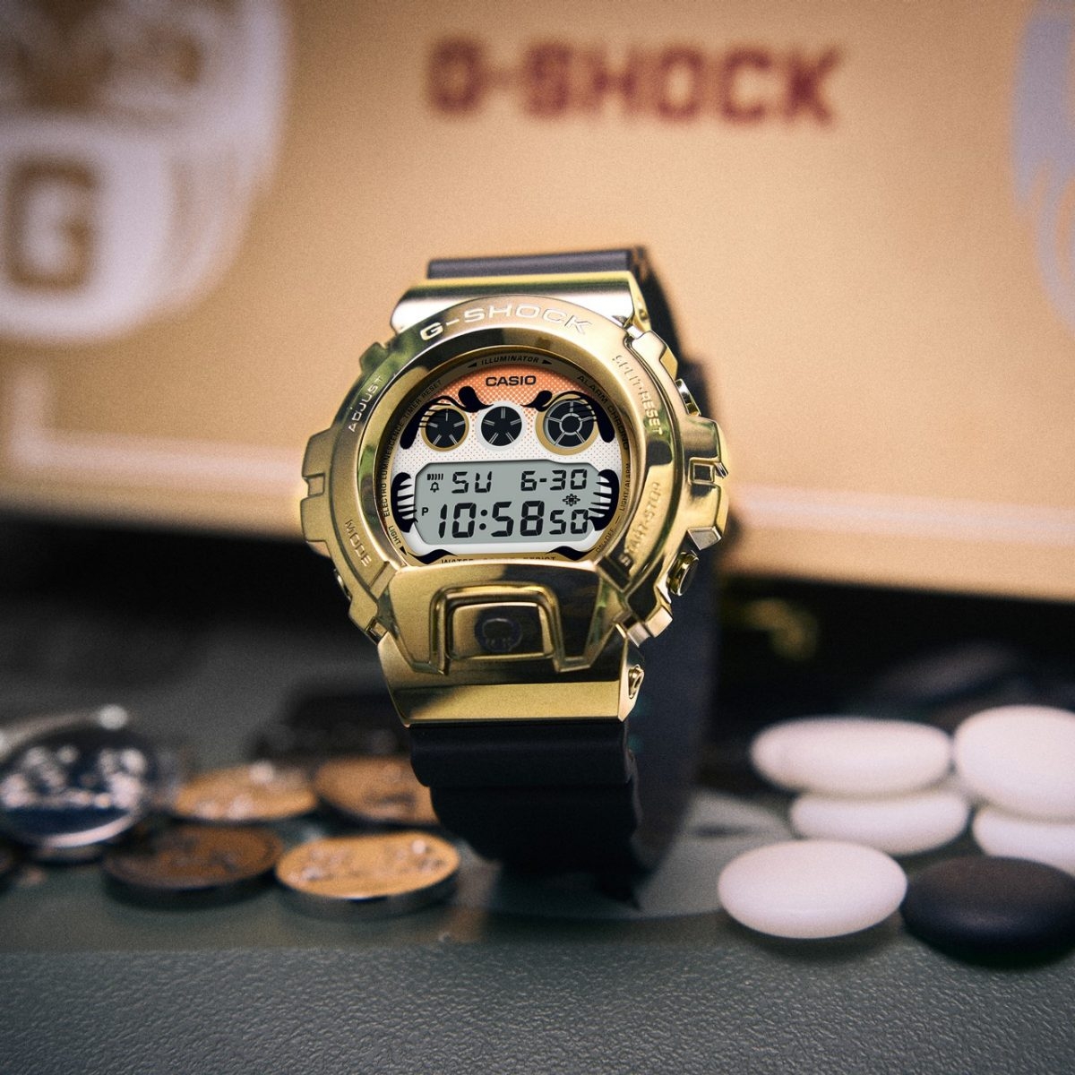 G-Shock GM-6900GDA-9 với ba ô tròn nhỏ phía trên màn hình điện tử đặc trưng.