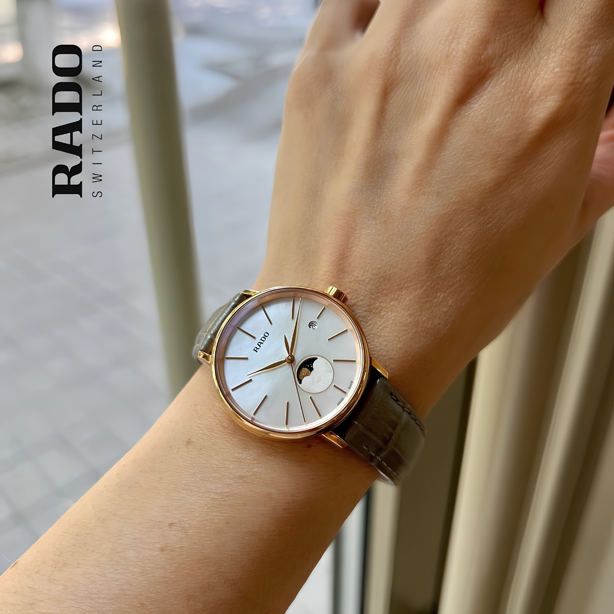 Trên tay mẫu R22885945 máy Quartz.