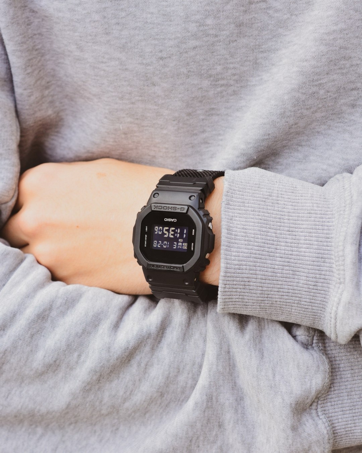 G-Shock DW-5600BBN-1 dùng dây CORDURA nylon.