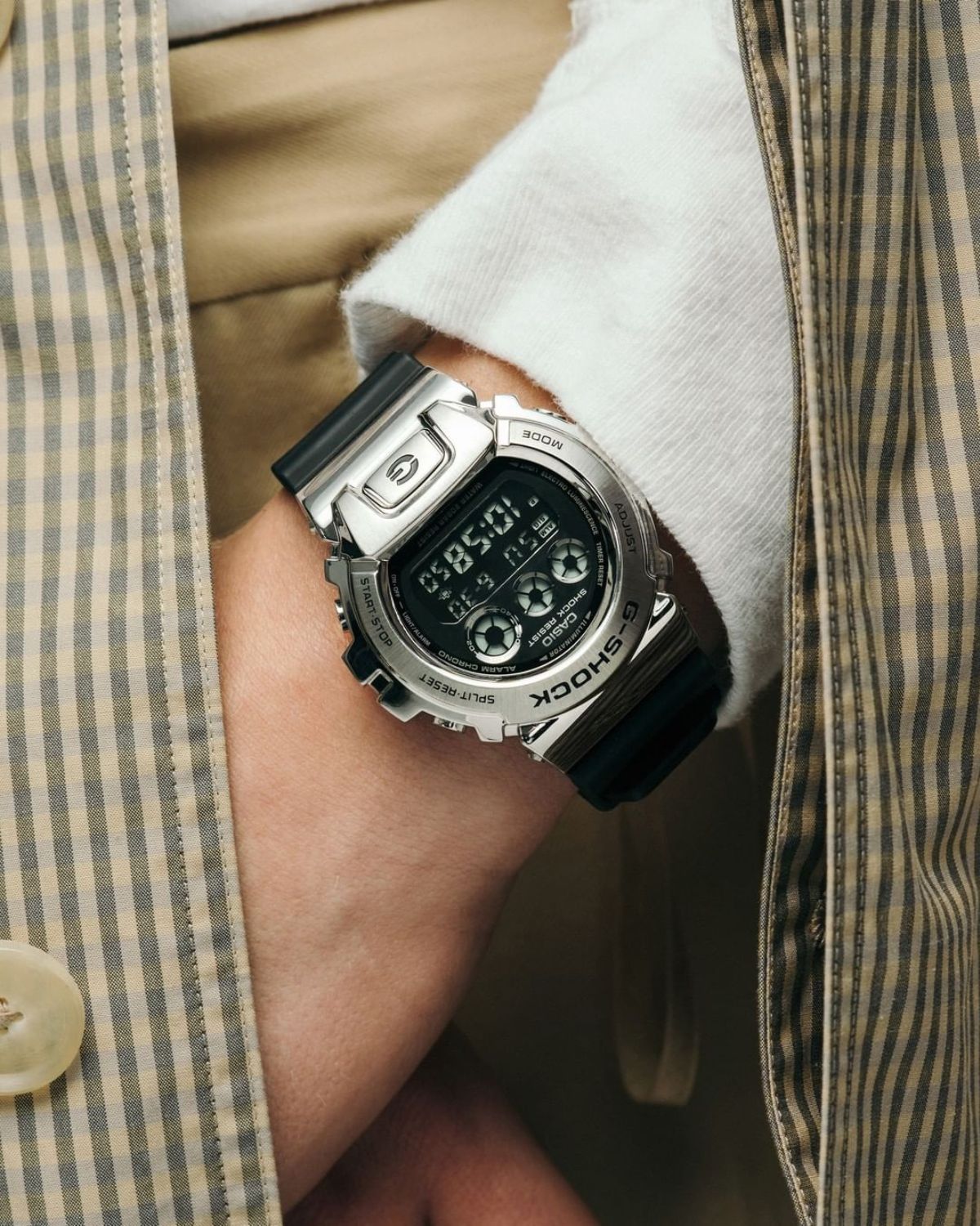 Mẫu G-Shock GM-6900 mặt kim loại và dây resin.
