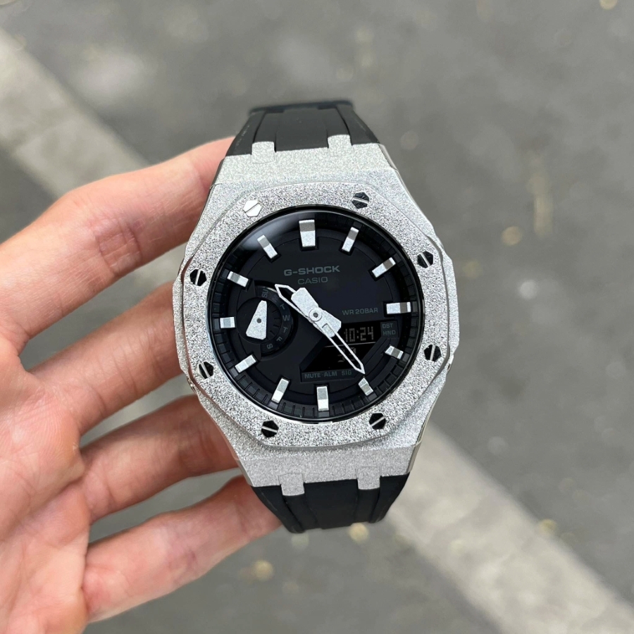 Cận cảnh mặt đồng hồ GA-2100 mặt kim loại và dây resin.
