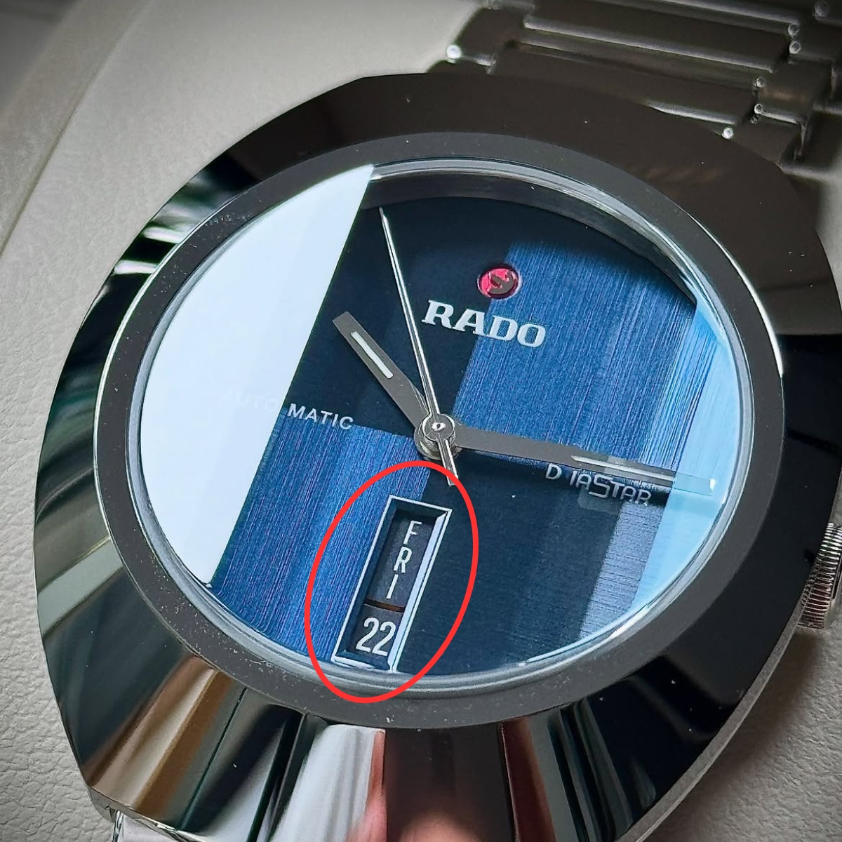 Lịch ngày ở góc 6 giờ trên đồng hồ Rado DiaStar Original.