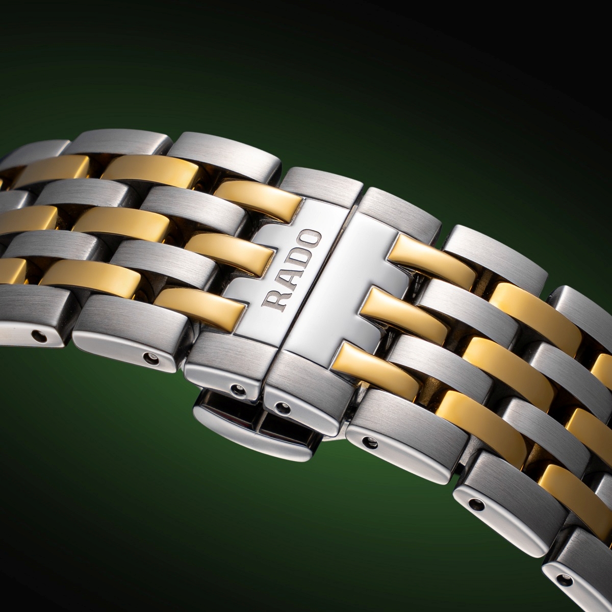 Dây đeo đồng hồ Rado Florence làm từ thép không gỉ phủ PVD nhiều mắt.