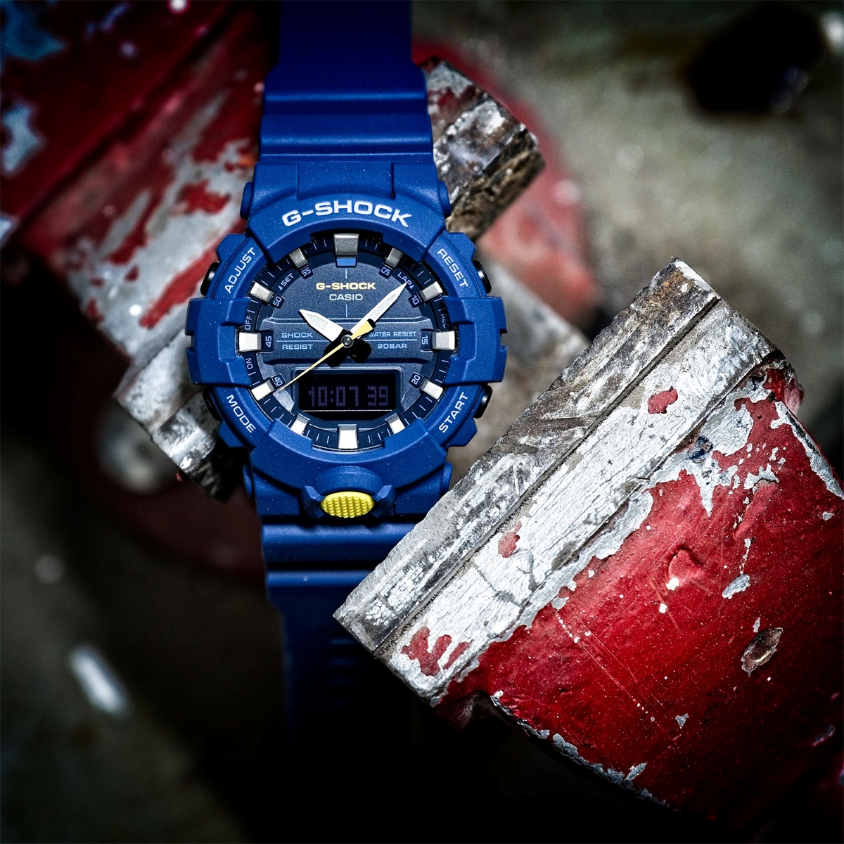 Đồng hồ thể thao G-Shock GA-800SC-2A với chức năng thuần túy để xem giờ.