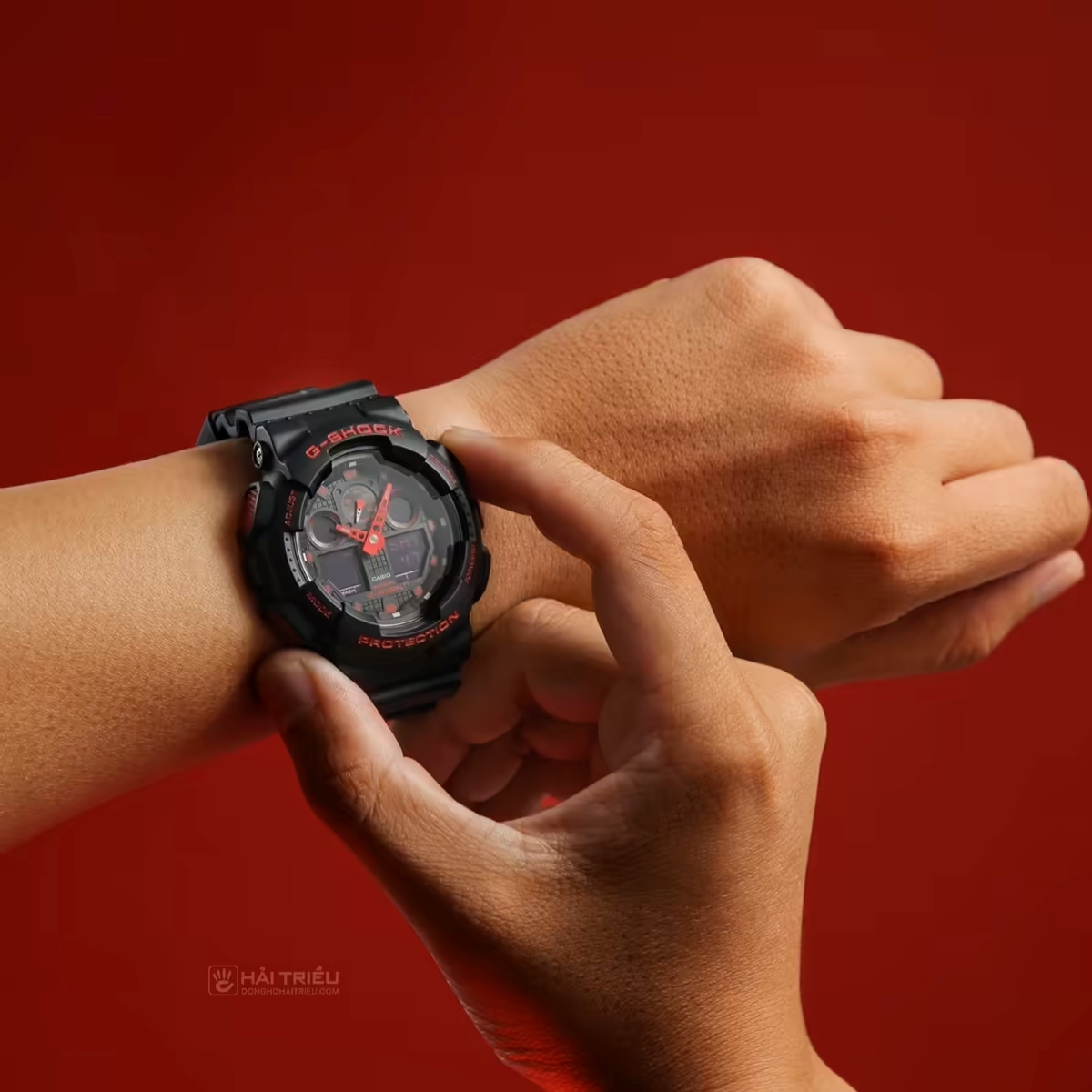 Mẫu đồng hồ GA-100BNR-1ADR trên cổ tay nam.