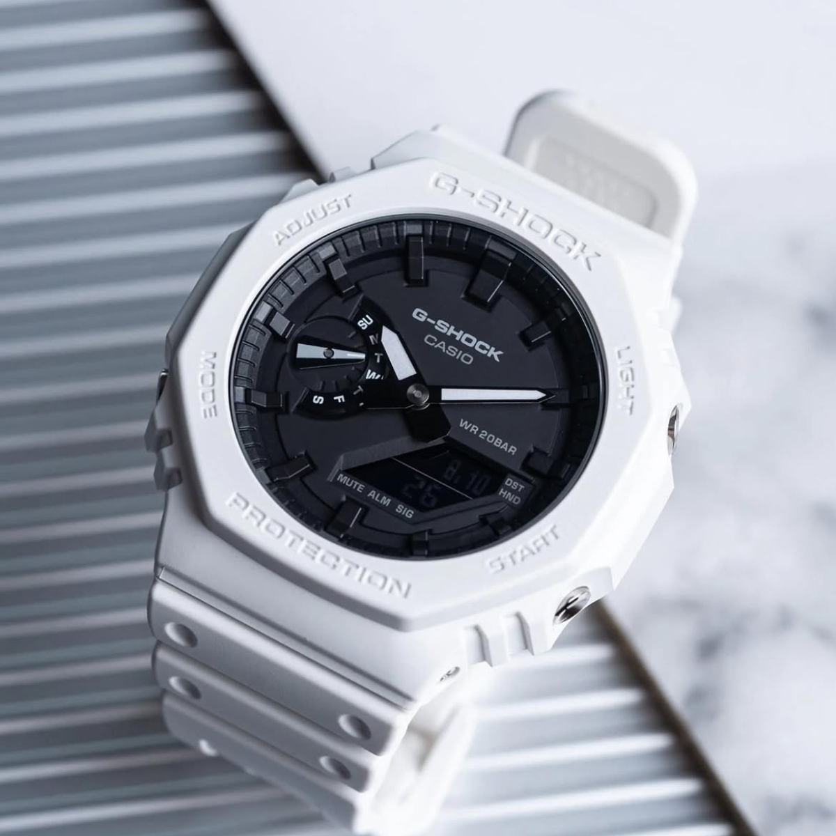 Đồng hồ G-Shock GA-2100-7A màu trắng.