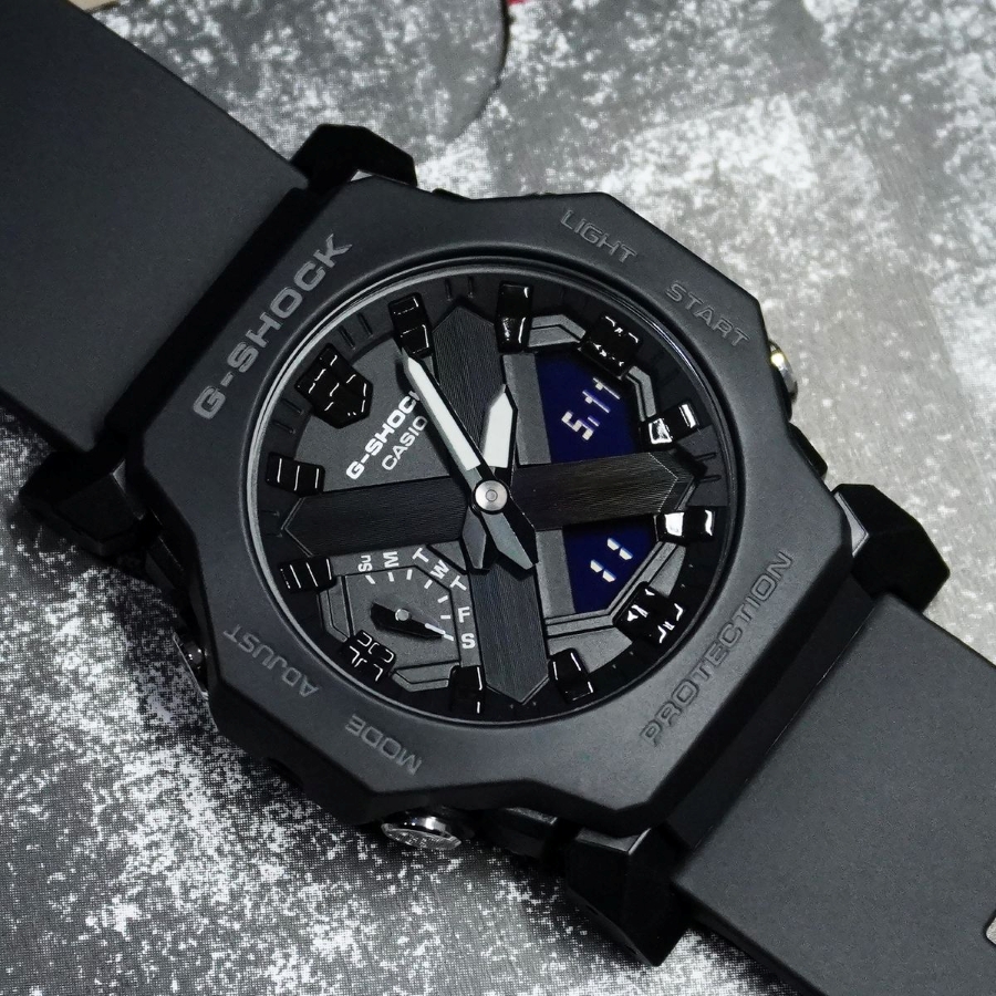 GA-2300-1A sử dụng tông đen chủ đạo trên vỏ và dây đeo.