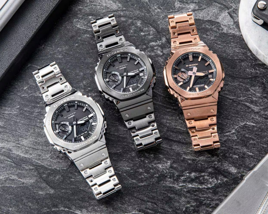 Ba mẫu GM-B2100 do G-Shock sản xuất làm từ vật liệu thép không gỉ.